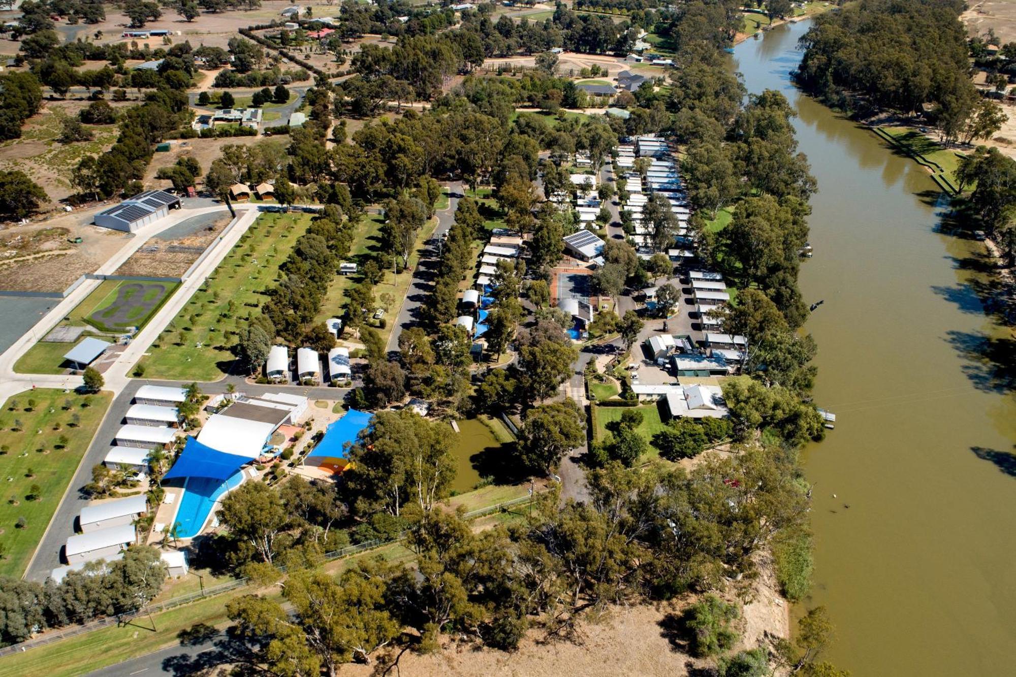 Big4 Deniliquin Holiday Park Экстерьер фото