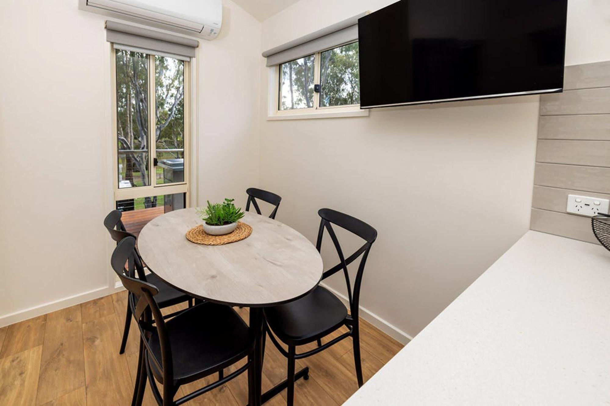 Big4 Deniliquin Holiday Park Номер фото